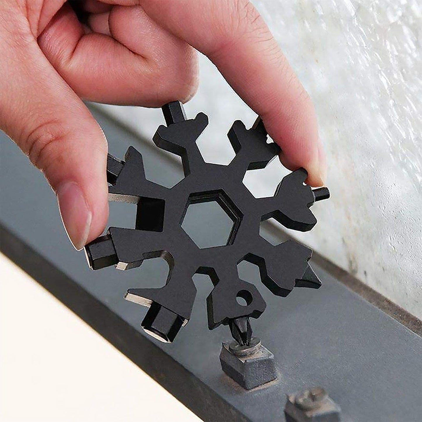 ❄️ Multifunctional Snowflake Keychain Tool